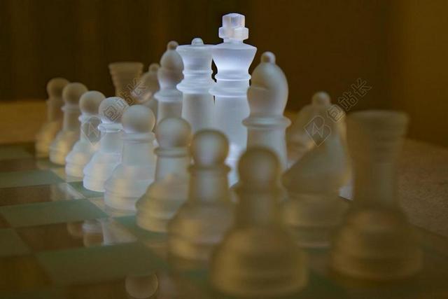 象棋 国际象棋游戏 棋盘上的棋子 国王 那位女士 赛跑 播放