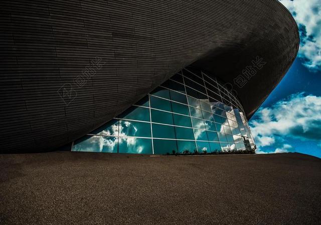 灰色建筑物现代天空下的建筑结构背景图片