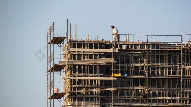 棕色建筑危险工人站在高处施工工作背景图片