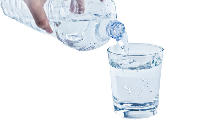 杯中山泉水