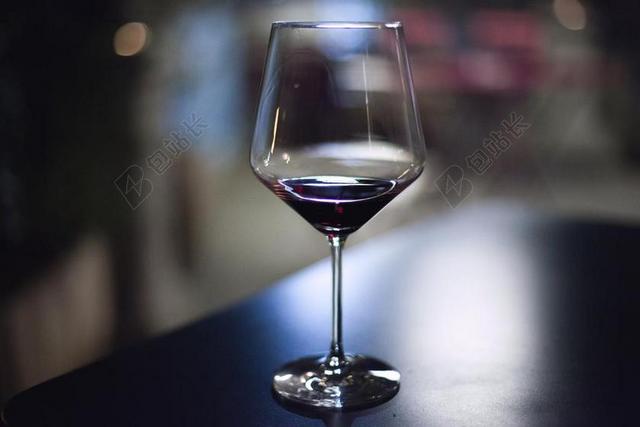 餐饮唯美红酒杯背景图片