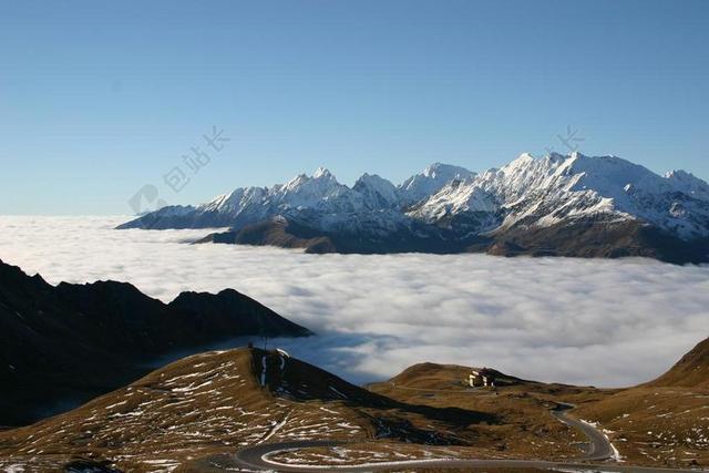 山云自由大格洛克纳山背景图片