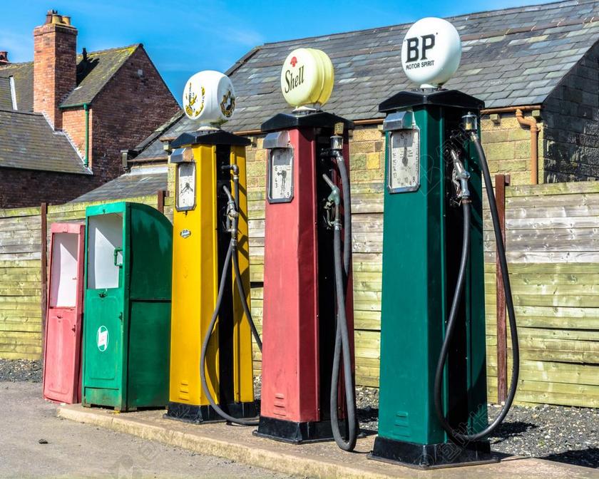 户外街头老旧的加油站背景图片