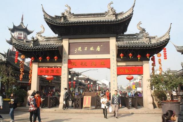 牌坊古镇乡村人物背景图片