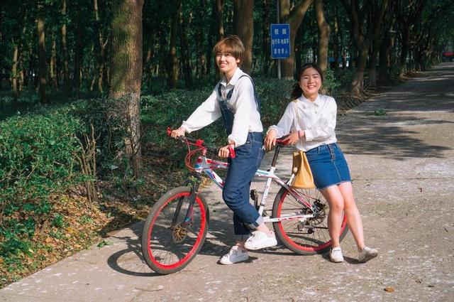 年轻大学生自行车可爱的女孩背景图片