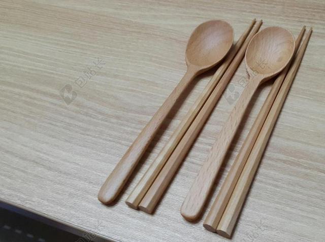 勺子筷子木材吃饭使用背景图片
