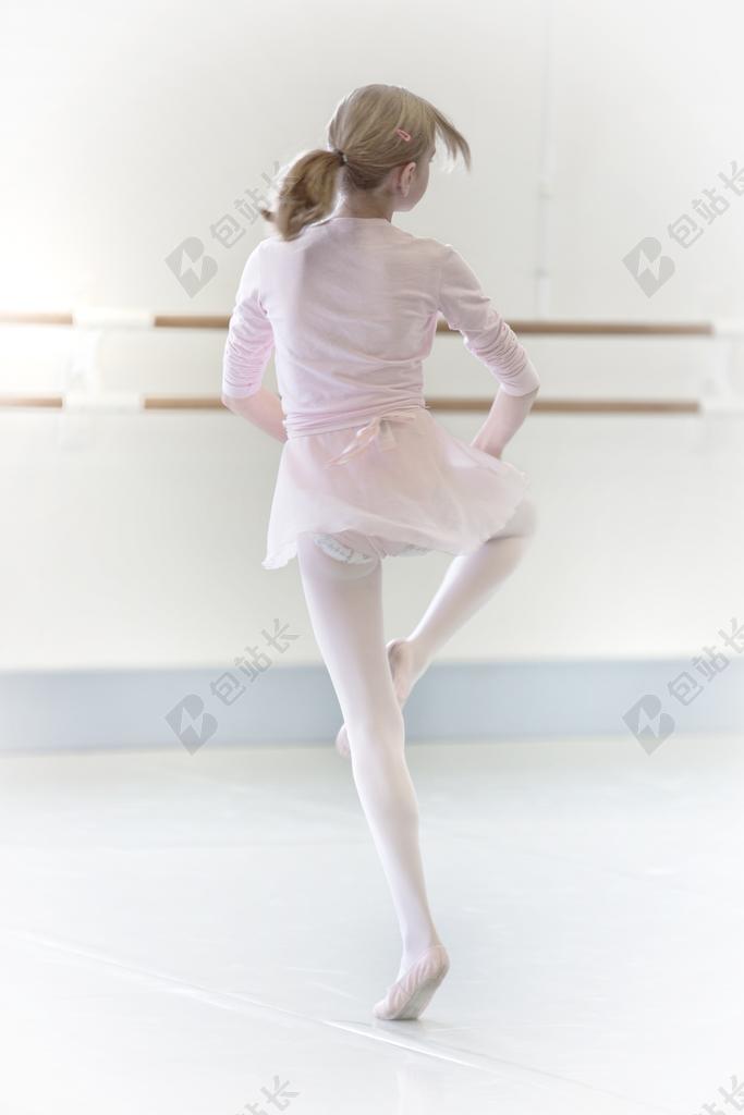 人物白衣的芭蕾女孩背景图片