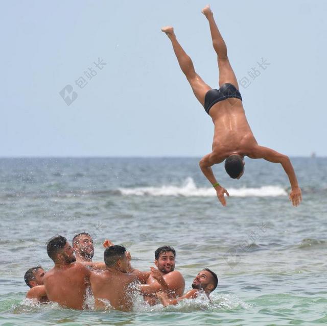 海边玩耍水团队度假男士背景图片