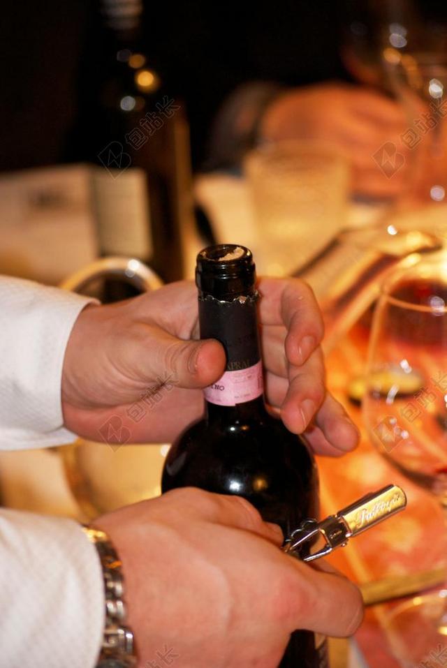 红酒 开瓶器 红色 手 葡萄酒 开幕 酒精 瓶 酒吧