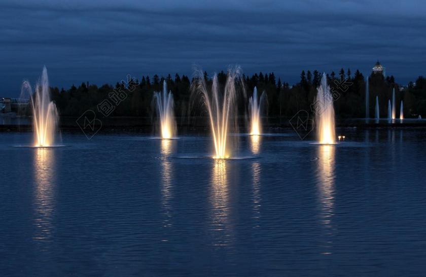 夜 晚上 喷泉 湖 河 水 灯 照明 森林 树 几点思考