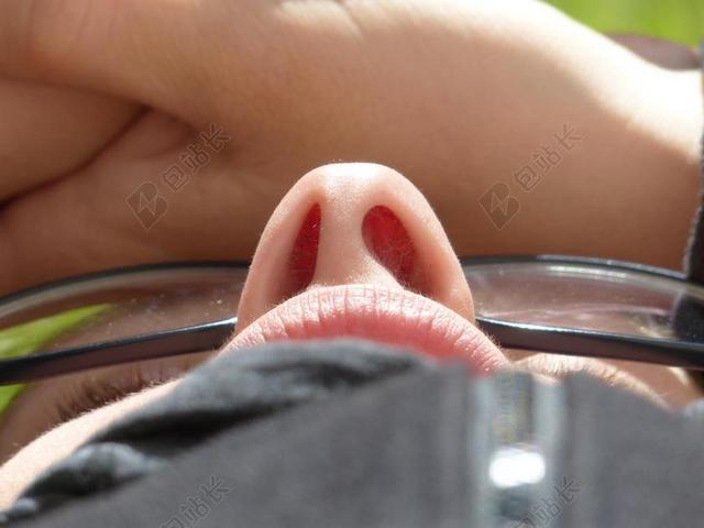 户外休息睡觉思考人物头像特写背景图片