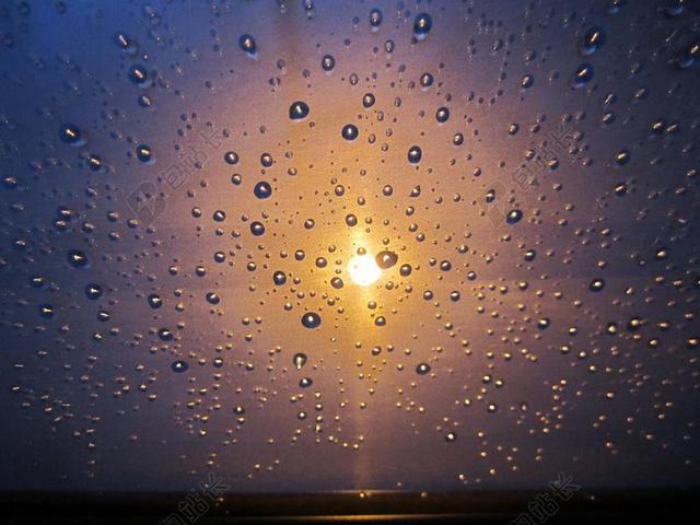 天空日落雨滴玻璃照射背景图片