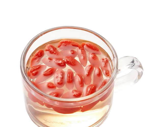 玻璃杯枸杞茶