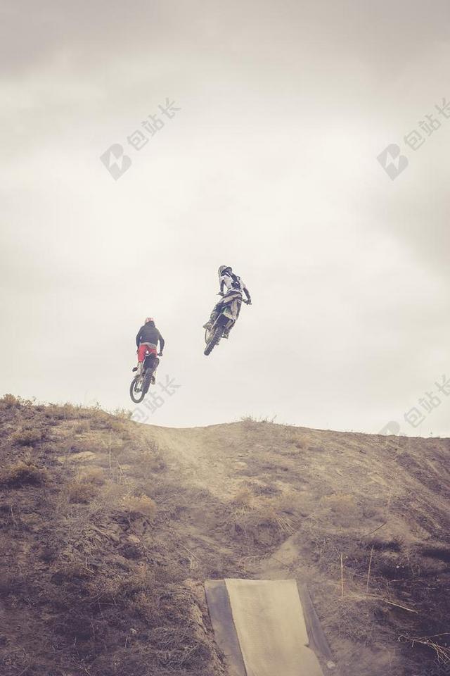 DIRTBIKE 污垢自行车 跳 招 自由式 越野摩托车 朋友