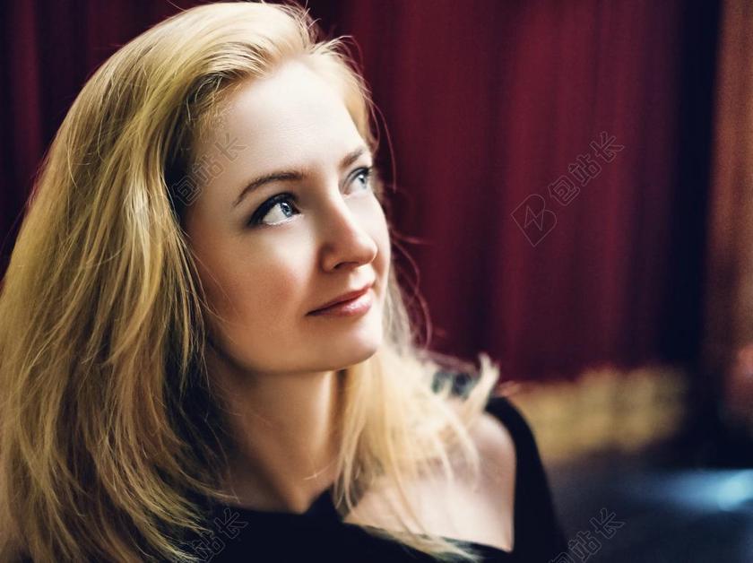 女性神秘美丽金发女人背景图片