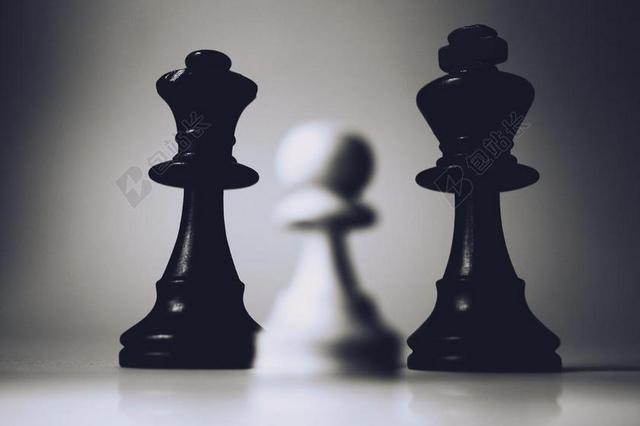 静物黑色的棋子和白色的棋子背景图片