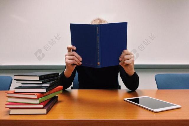 阅读研究学生学习知识一堆书籍背景图片