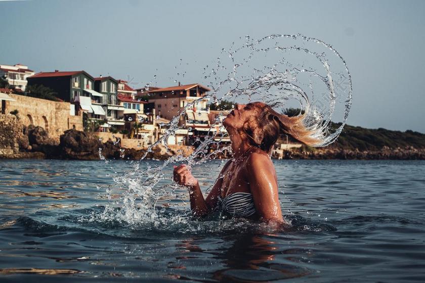 女性度假游泳水溅头发背景图片
