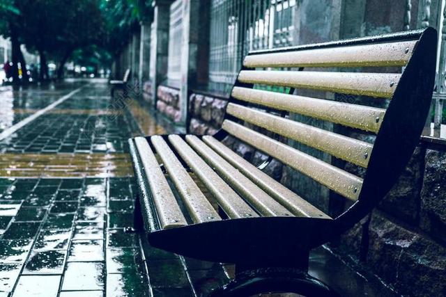 城市街边长凳雨天背景图片