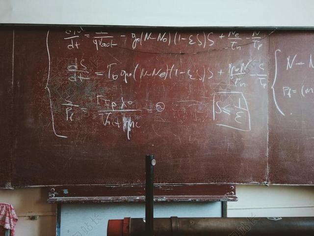 黑色广告写实课堂数学黑板背景图片