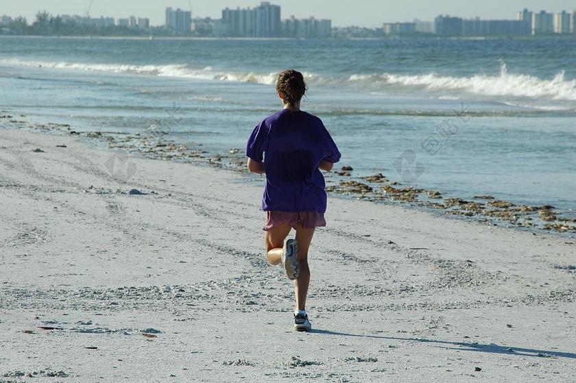 人物海滩上奔跑的女孩背景图片