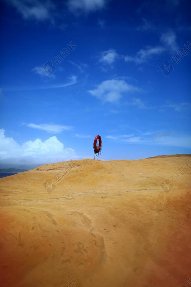 海滩沙滩救生圈蓝天白云背景图片