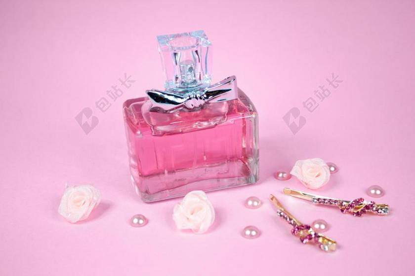美丽的珠宝和香水背景图片