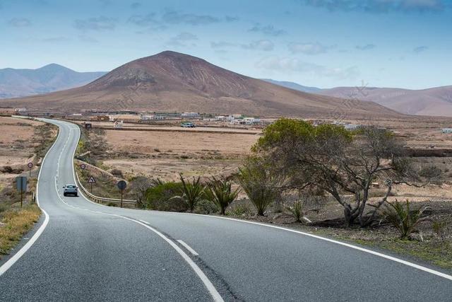 山野公路蜿蜒行驶背景图片
