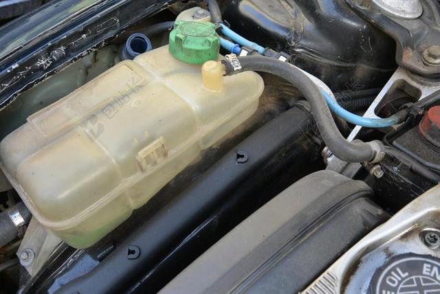 膨胀水箱 汽车 防冻液 阿尔法罗密欧 引擎盖下 兜帽 引擎