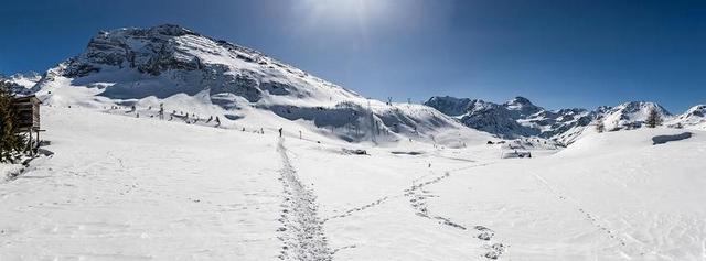 自然白色的雪山和登山者背景图片