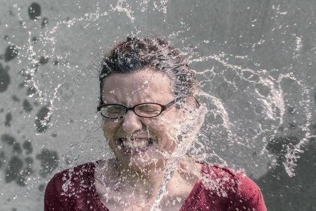 人物女人和飞溅的水花背景图片