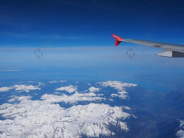 蓝白自然养眼俯视下蓝天雪山自然天空背景图片