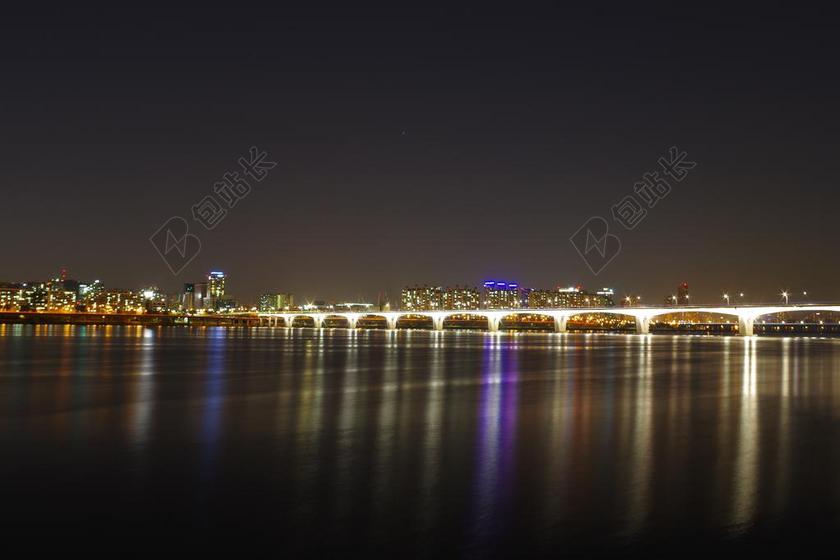 夜晚现代城市江河城市街道背景图片