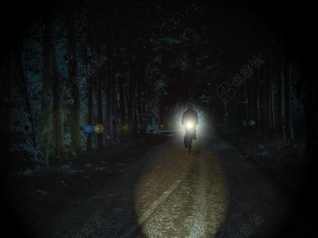 黑色夜晚下夜班骑自行车背景图片