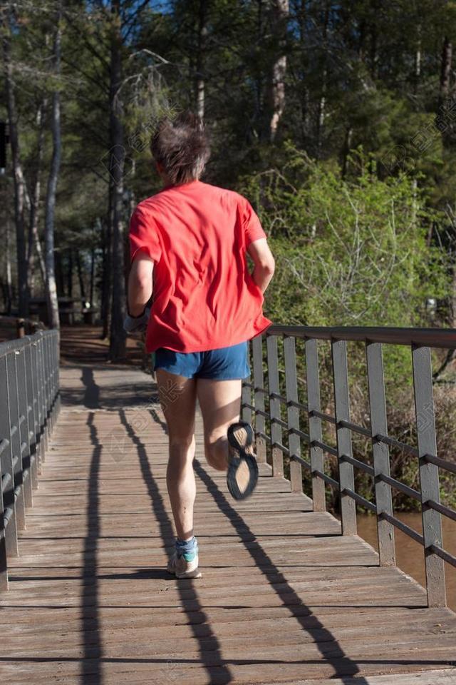 人物桥上奔跑的男人背景图片