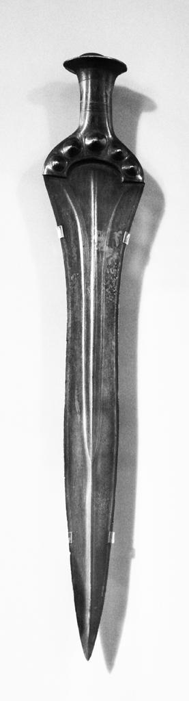 黑色利器金属刀片飞镖背景图片