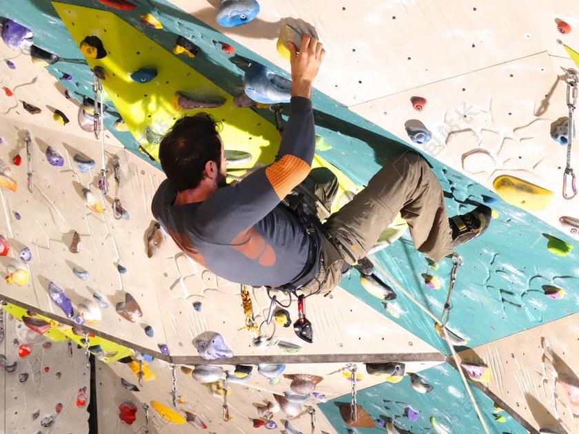 户外攀登攀岩休闲度假玩耍攀岩背景图片