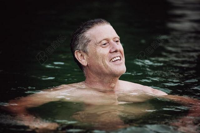 人 人的 男子 游泳 降温 水 湿 黄昏 天然沐浴湖