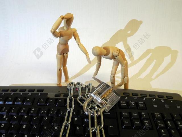 黑色玩具创意解锁的木头模型背景图片