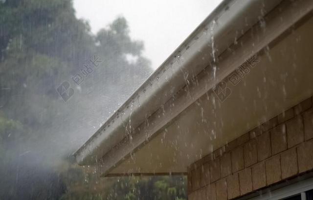 户外现代建筑房檐下雨雨水背景图片