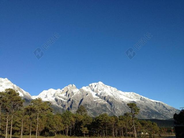 巍峨的雪山背景图片