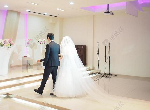 白色婚纱欢聚举办婚礼背景图片