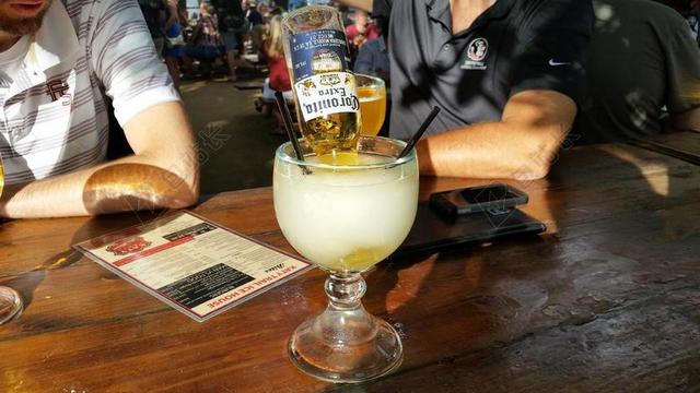 喝 啤酒 乐趣 酒精 玻璃 玻璃 酒吧 饮料 餐厅 庆典