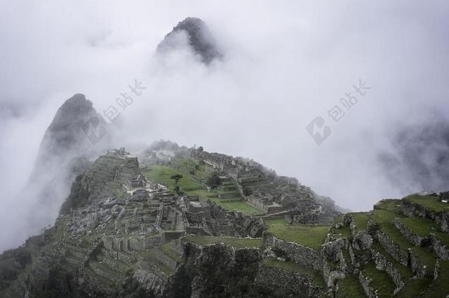 白色雾气自然景观阶梯岩石背景图片