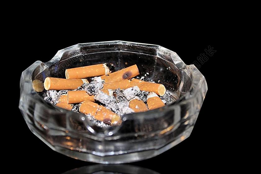 烟灰缸 倾斜 吸烟 不良 烟头 成瘾