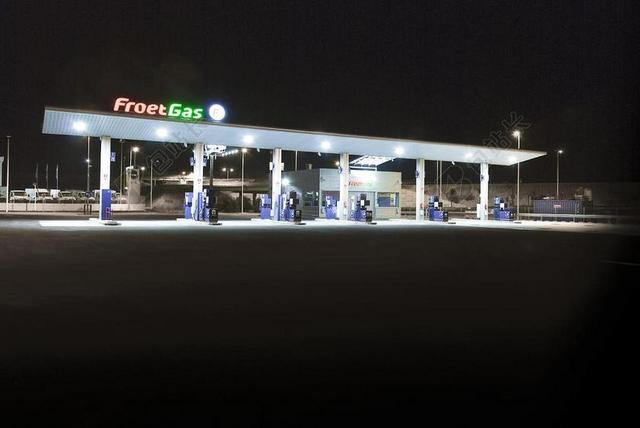 黑色夜晚石油加工加油站背景图片