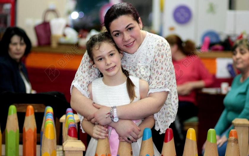 妈妈 女儿 爱情 家庭 拥抱 在一起