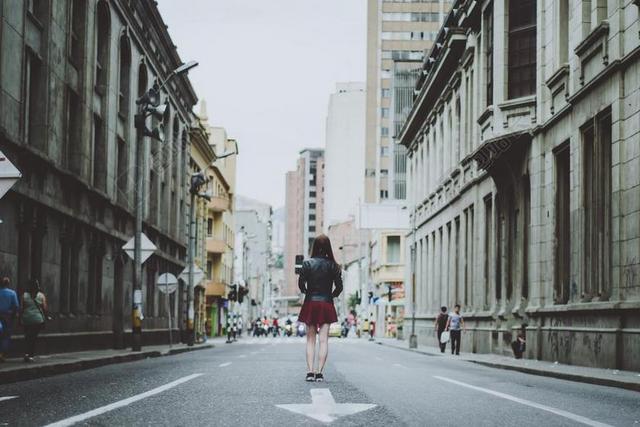 马路上的女孩背景图片