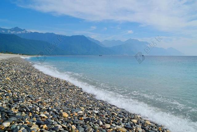 蓝色海水沙滩自然景观鹅卵石旅游度假背景图片