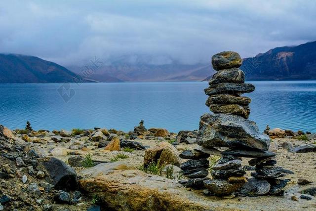 蓝色湖水自然景观岩石叠加堆放背景图片